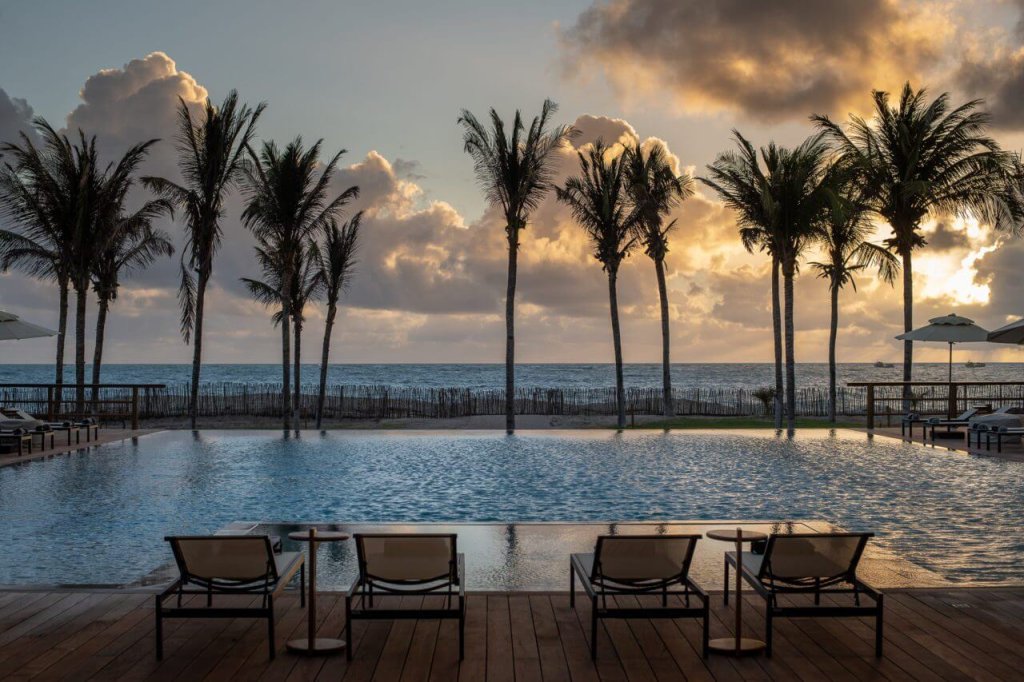 Assista ao pôr-do-sol da nossa piscina, enquanto ouve as ondas na praia.