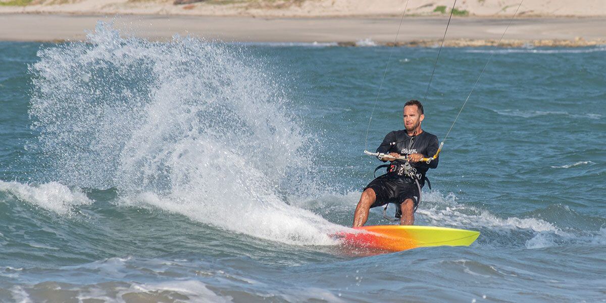 O mar de Fortim é perfeito para a prática de Kitesurf.